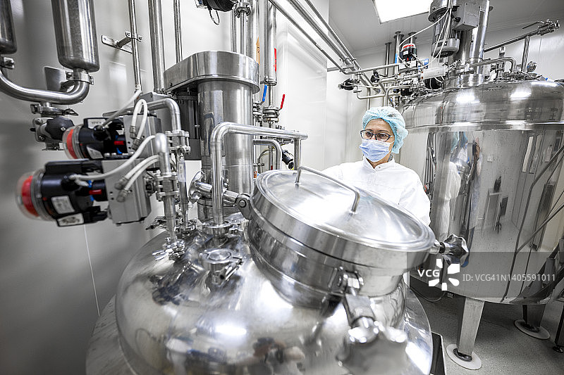 医药行业及其安全设备中的女员工图片素材