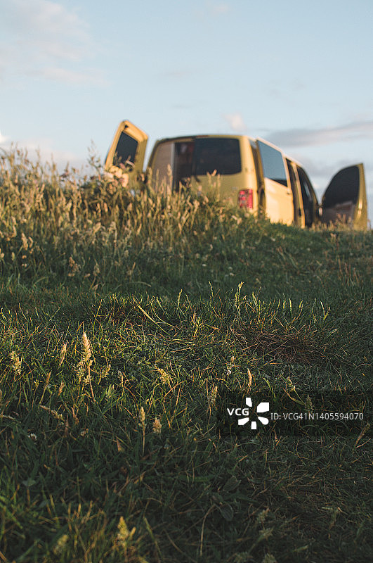黄色露营车图片素材