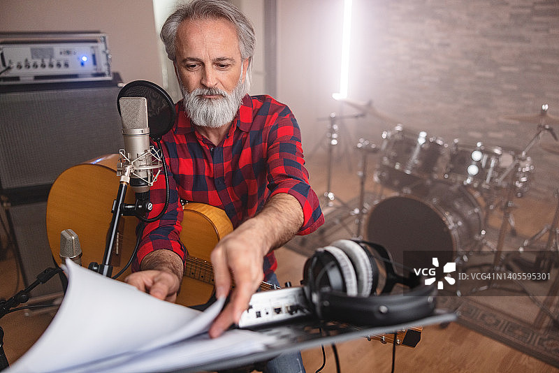 录音室乐手录制原声吉他现场图片素材