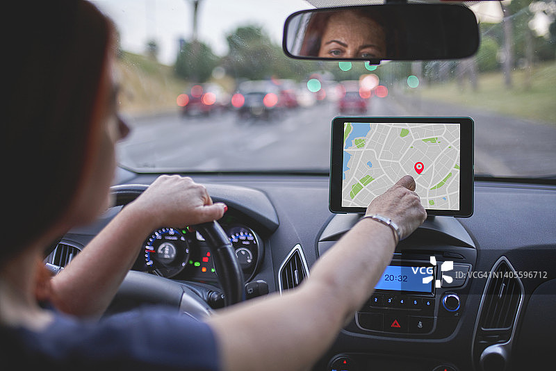 女人坐在车里使用导航系统图片素材