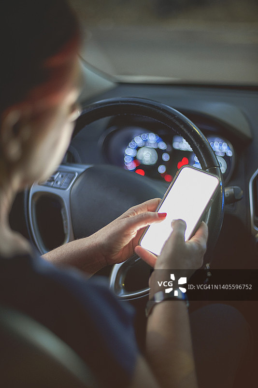 在车里使用智能手机的女人图片素材