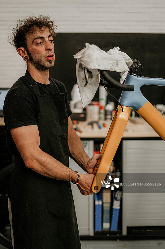 正在观察自行车的修理工图片素材