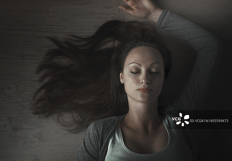 俯视：小憩的年轻女人图片素材