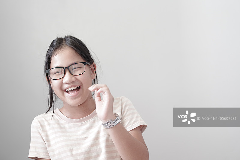 女孩笑的抓拍图片素材