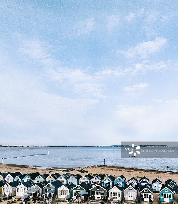 英国彩色海滩小屋鸟瞰图图片素材