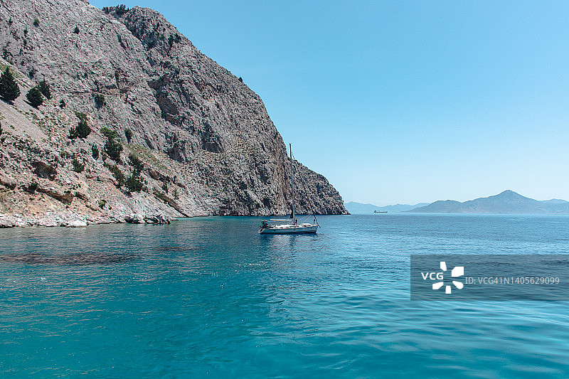 山海间的单人小船图片素材