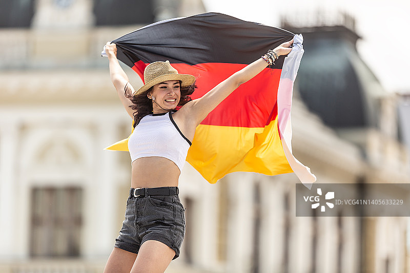 挥舞德国国旗的德国女孩图片素材
