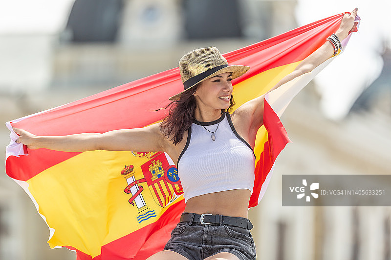 手持西班牙国旗的西班牙学生或游客图片素材