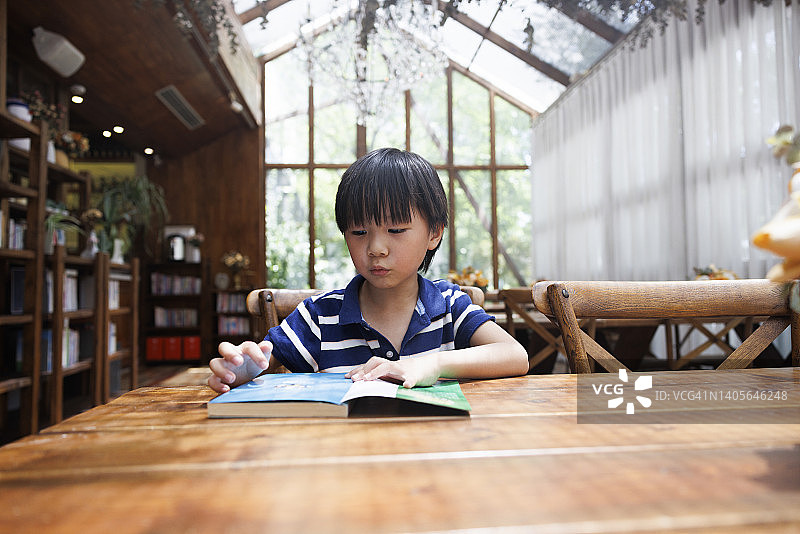 努力学习的亚洲小男孩图片素材