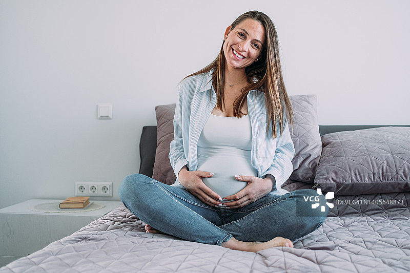 在家中快乐的孕妇图片素材