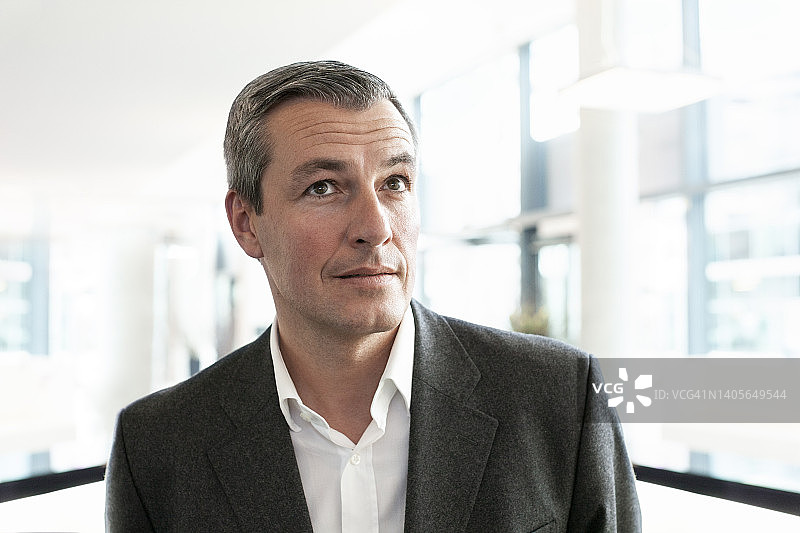 对未来充满乐观的中年商人肖像图片素材