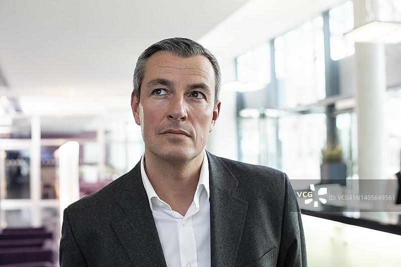 对未来充满乐观的中年商人肖像图片素材