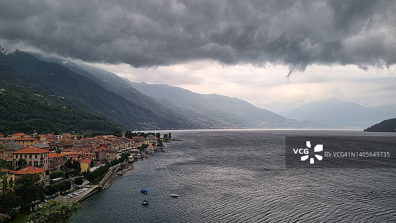 马焦雷湖上卡诺比奥的暴风雨天空图片素材