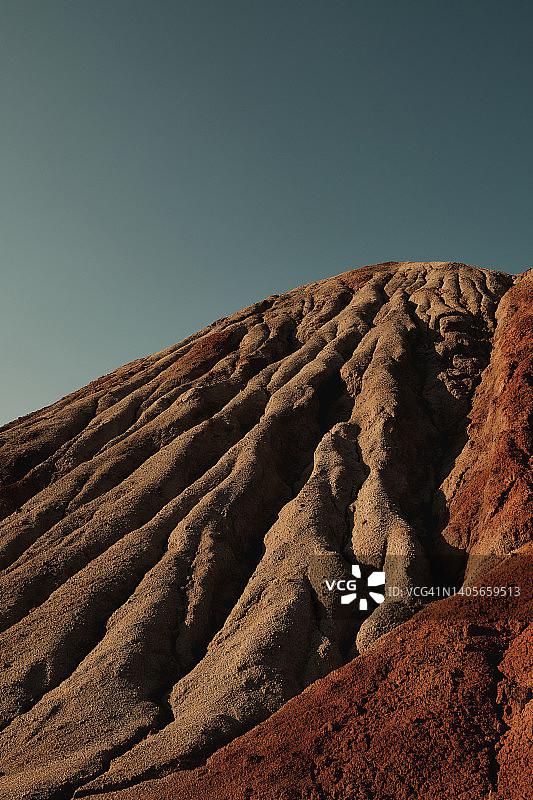 末日般的超现实乌拉尔景观，类似火星表面。冻结的红棕色地表，贫瘠、龟裂和烧焦的土地，全球变暖的概念，耐火粘土采石场背景。图片素材