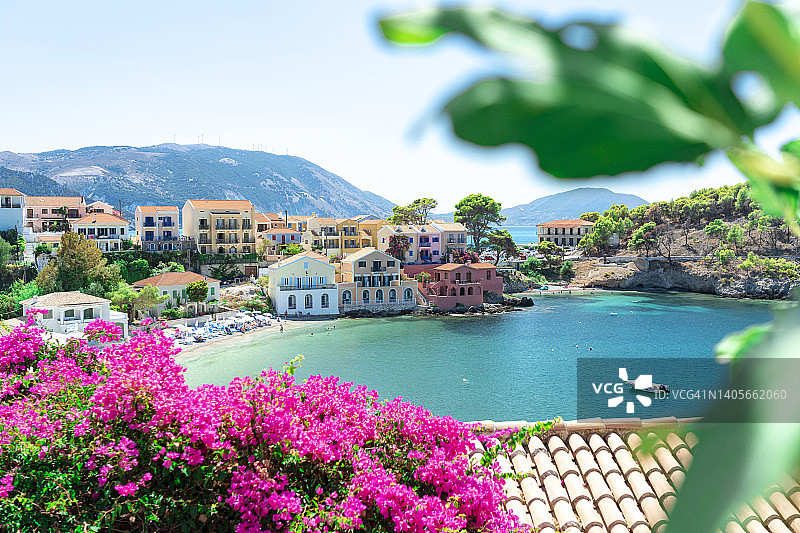 希腊夏季水晶海边的彩色海滩小镇图片素材