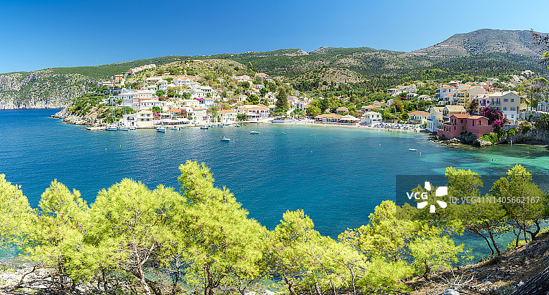 希腊：绿松石色海面上山丘的茂盛树木图片素材