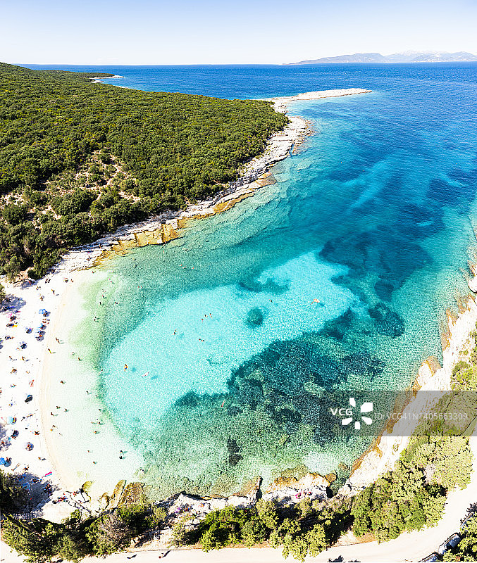 希腊水晶海滩游客休闲场景航拍图片素材