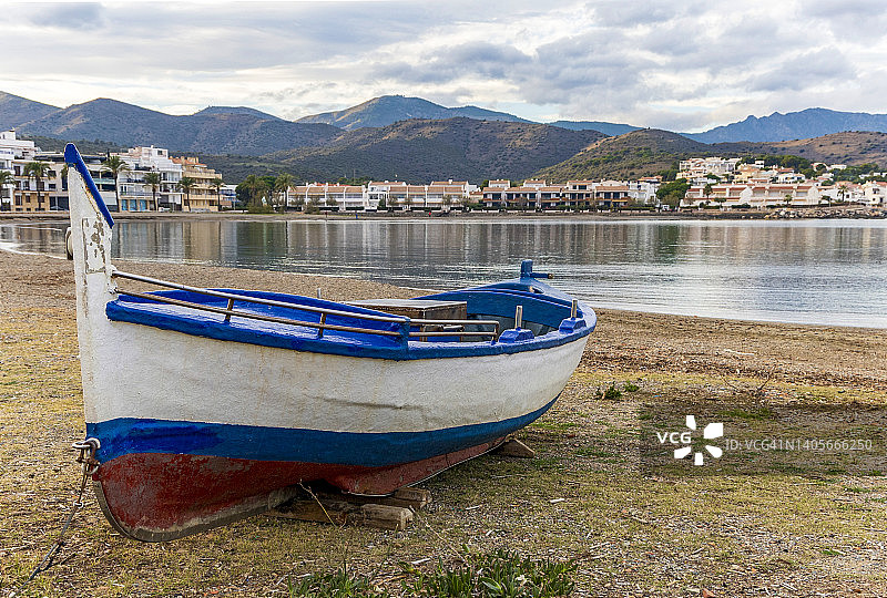 海滩上的渔船图片素材