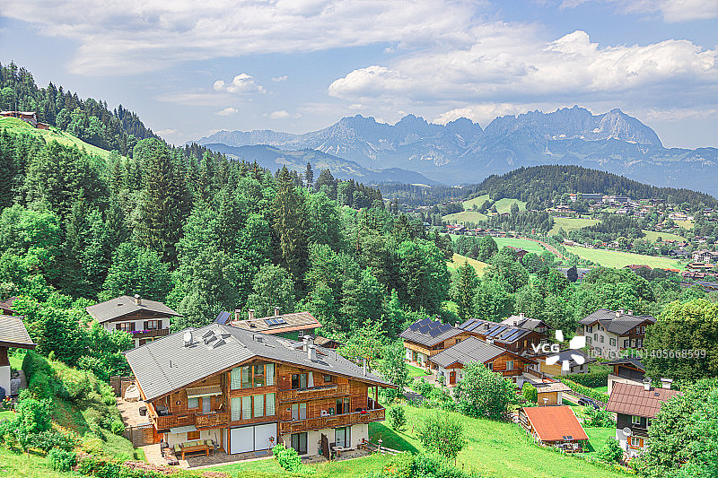 奥地利蒂罗尔州田园风光：传统小木屋村庄建筑图片素材