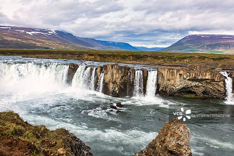 戈扎瀑布：冰岛第四大河流的壮观瀑布图片素材