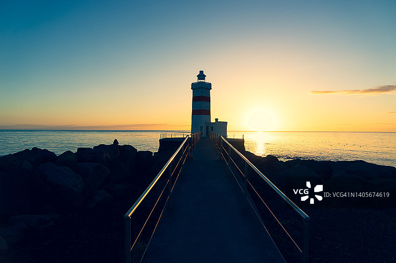 午夜阳光下的北大西洋和冰岛旧加尔dur灯塔景色图片素材