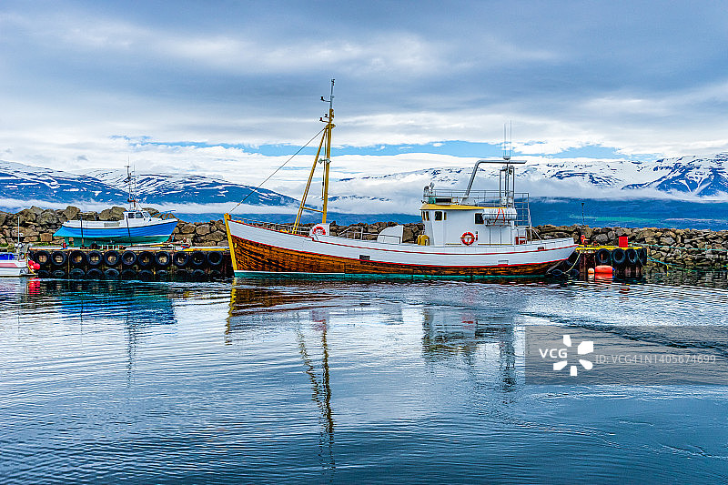 豪加内斯：位于冰岛北部埃亚峡湾内的一个小村庄，港口用于捕鱼和观鲸旅游图片素材
