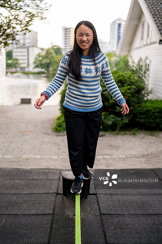 女人在公园里走扁带图片素材