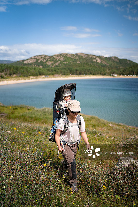 母亲和孩子在法尔松徒步旅行图片素材