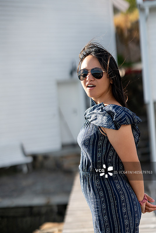 身穿连体裤的女子肖像，拍摄于挪威法尔松图片素材