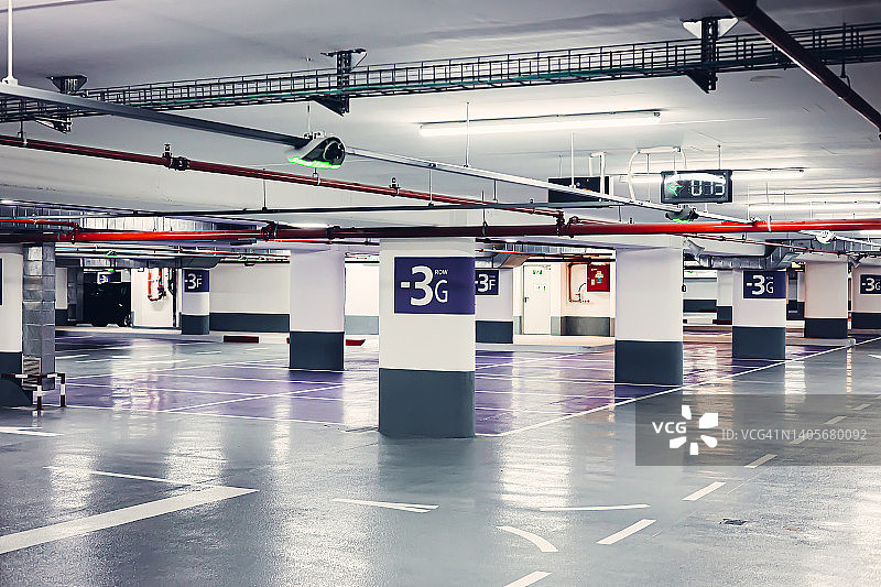 办公楼空旷的停车场图片素材