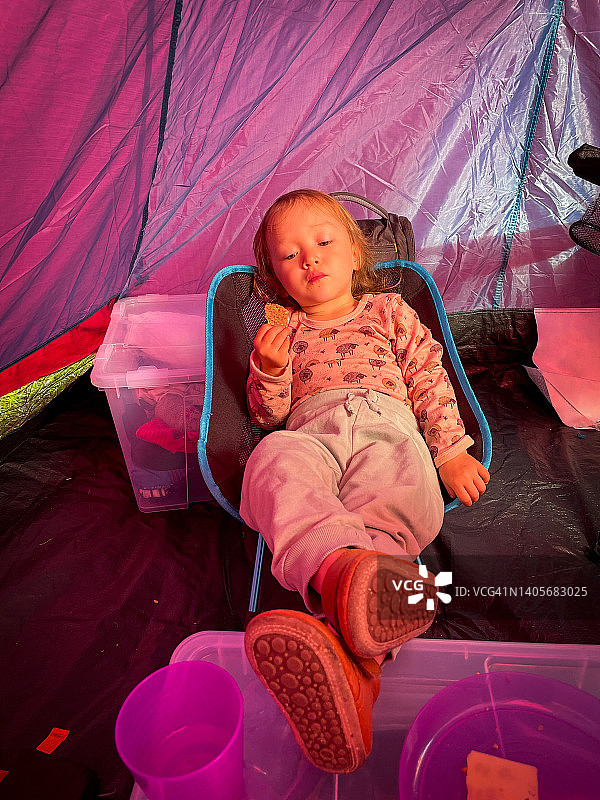 在挪威桑德维的年轻露营者图片素材