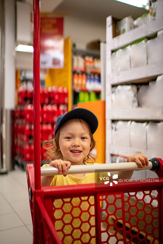 在斯库德内斯的一个婴儿和她的红色手推车图片素材