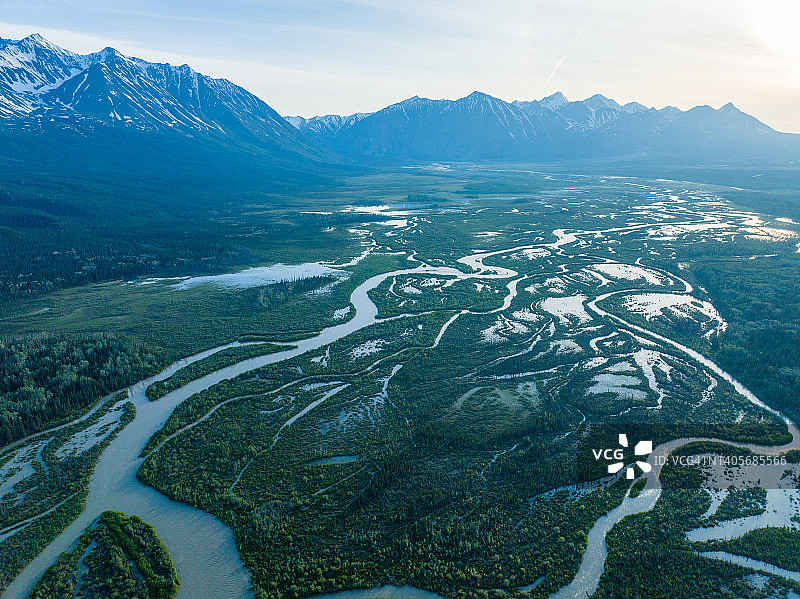 无人机拍摄：加拿大育空地区至海恩斯章克申的群山图片素材