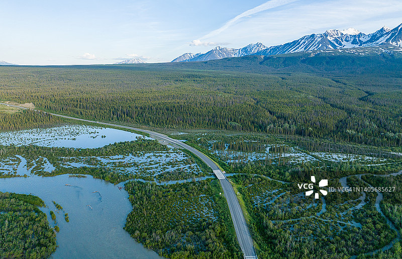 无人机拍摄：加拿大育空地区至海恩斯章克申的群山图片素材