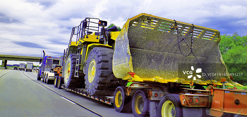 运输巨型矿用装载机的半挂卡车照片图片素材