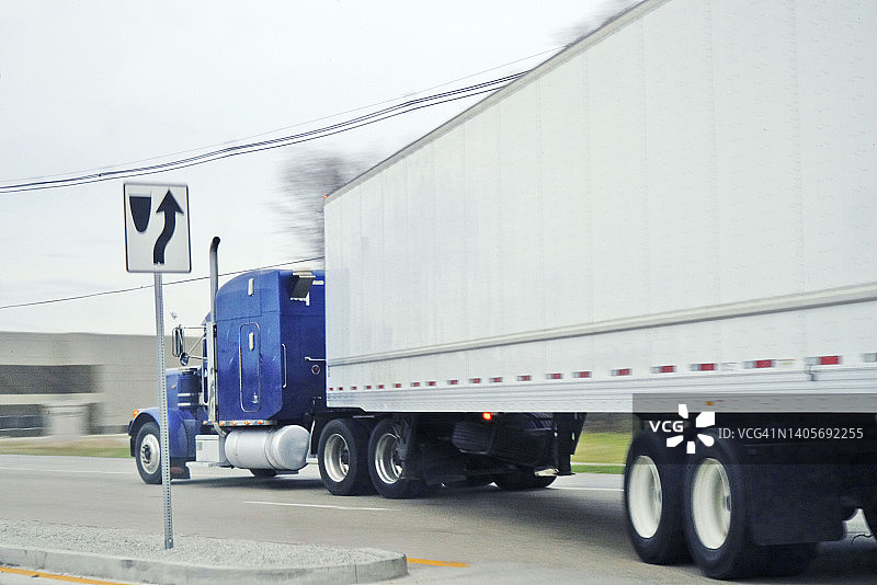 驶向仓库的半挂卡车图片图片素材