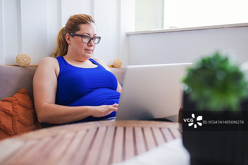 女人用笔记本电脑做研究图片素材