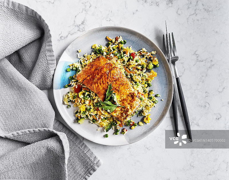 白色背景上的烤三文鱼炒饭拼盘图片素材