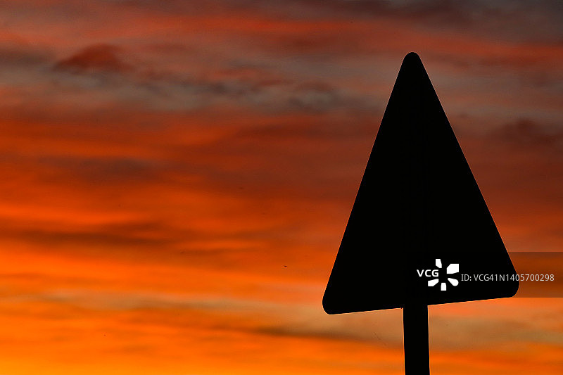 橙色日落云彩，交通规则和标志图片素材