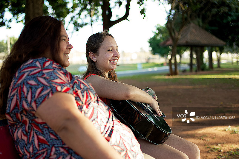 与妈妈在公园里的午后图片素材