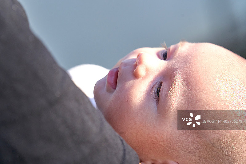 在母亲手中的新生男婴图片素材