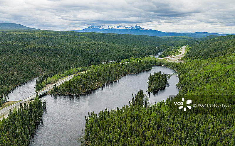 加拿大育空地区特斯林附近的尼斯图林湾大桥图片素材
