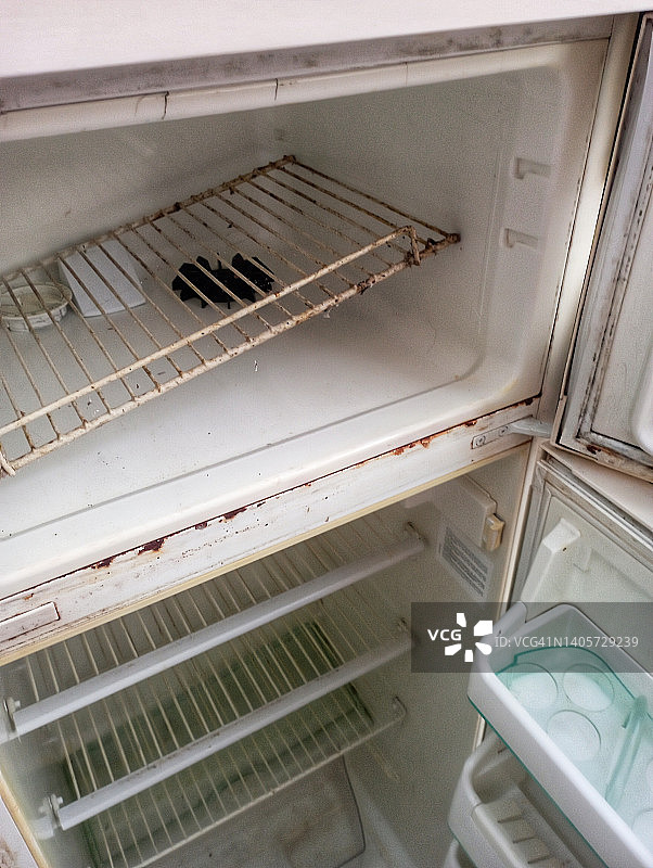 废品：克里特岛上的旧冰箱图片素材