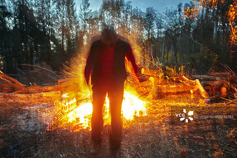 森林中跳跃火焰的发光的人图片素材