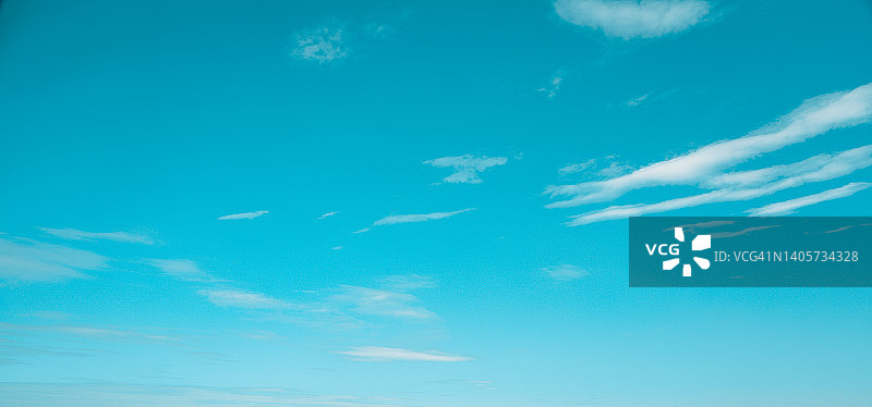 美丽的地平线，晴朗的浅蓝色天空高清图图片素材
