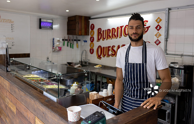 男人在墨西哥小餐馆工作图片素材