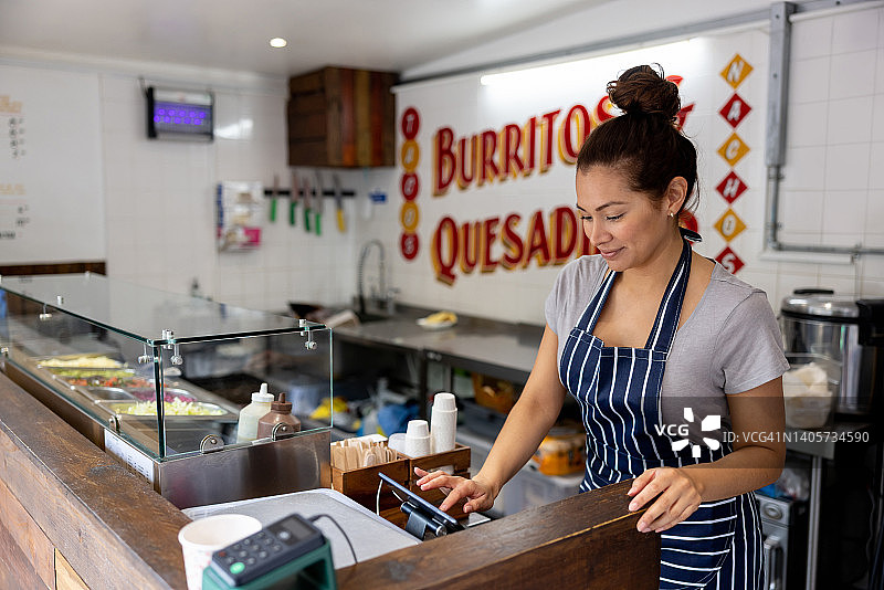 在墨西哥小餐馆工作的收银员图片素材