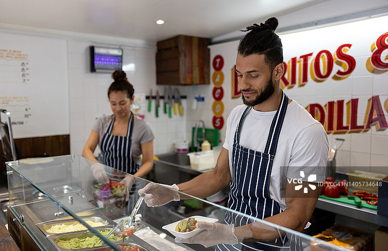墨西哥餐厅的服务员准备外卖订单图片素材