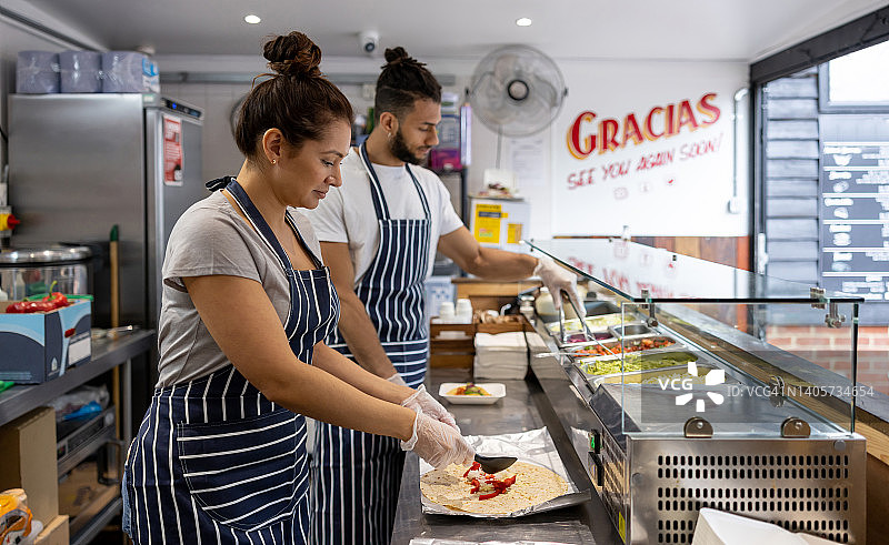 街头美食餐厅的厨师在准备油炸玉米粉饼图片素材