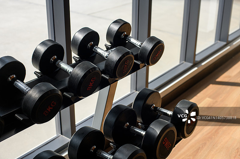 健身房里的哑铃行图片素材